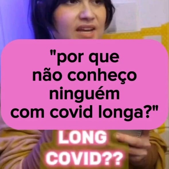 em letras pretas sobre fundo rosa, 'por que não conheço ninguém com covid longa?' está entre aspas acima de frame de vídeo de mulher de pele bege clara de cabelo escuro e roupa marrom